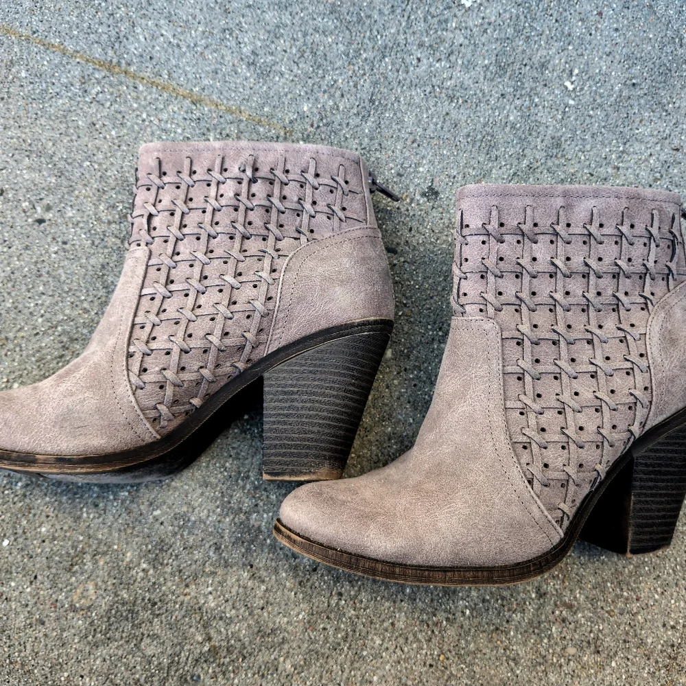 Fergalicious by Fergie Woven Ankle Boots Taupe Block Heel Western Boho Size 9